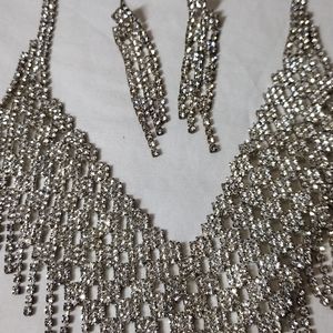 beautiful rhinestone bib style necklace